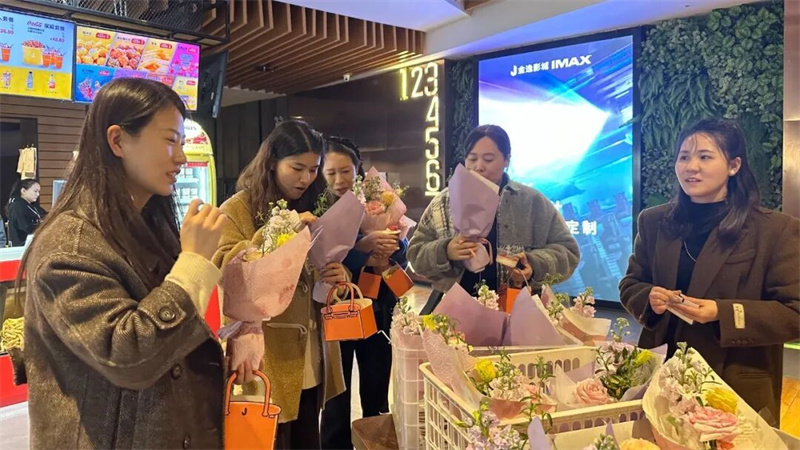 “風(fēng)火輪加速美麗，乾坤圈圈住幸?！迸窆?jié)特別活動2